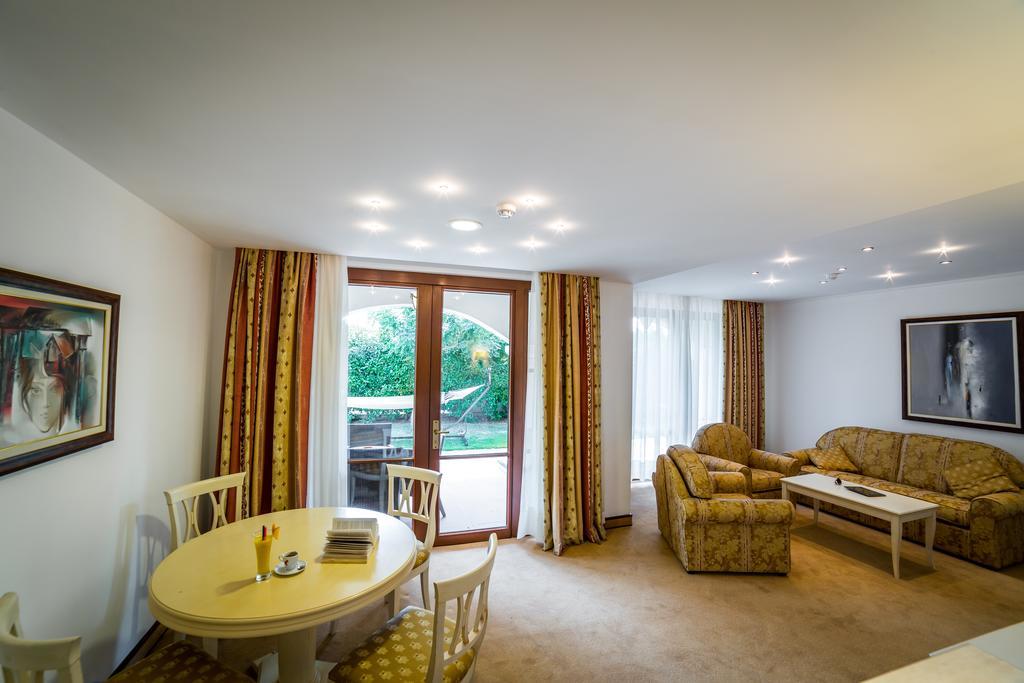 Helena Vip Villas And Suites Slantschew brjag Exterior foto